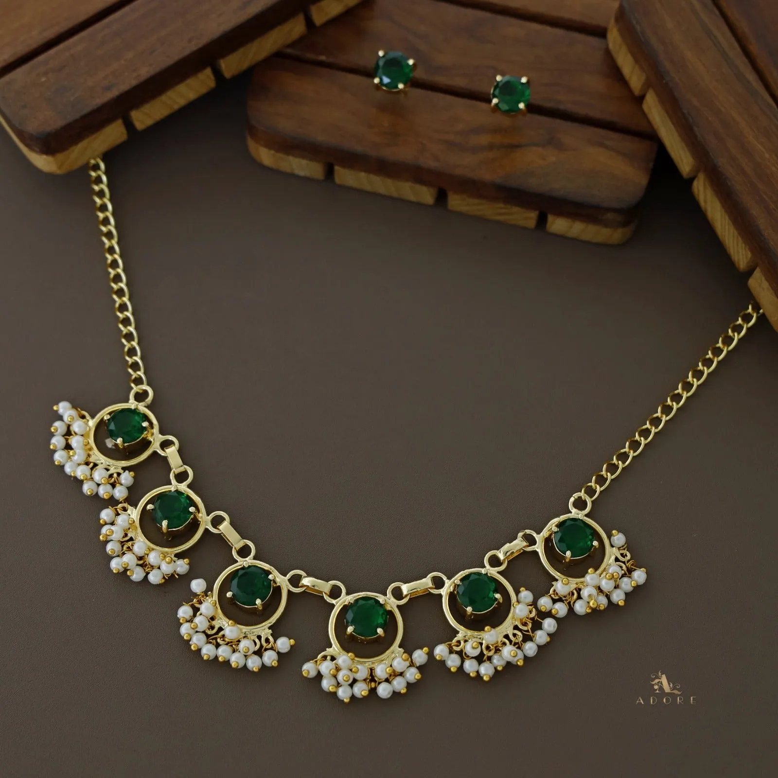 6 Stone Circle Short Neckpiece With Stud