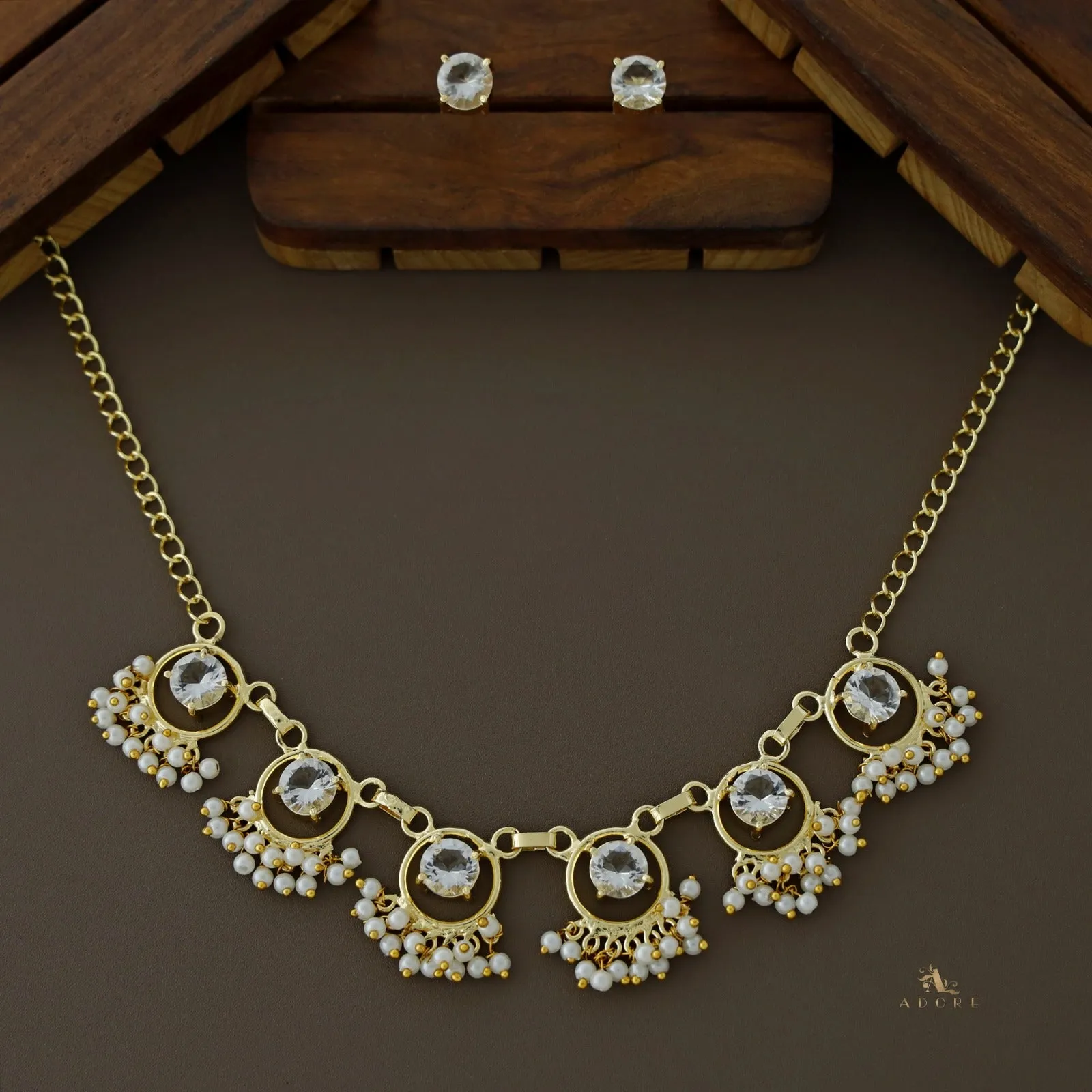 6 Stone Circle Short Neckpiece With Stud